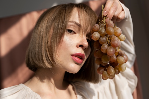 Foto grátis retrato suculento de jovem mulher