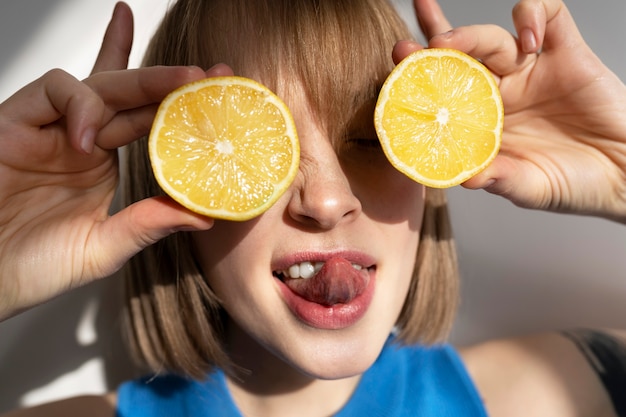 Foto grátis retrato suculento de jovem mulher