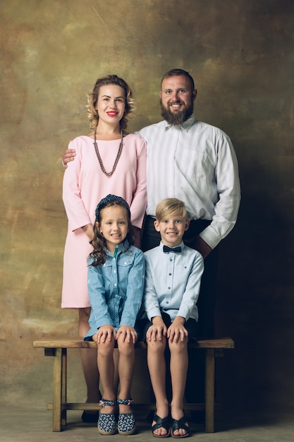 Foto grátis retrato tradicional de família feliz, antiquado.