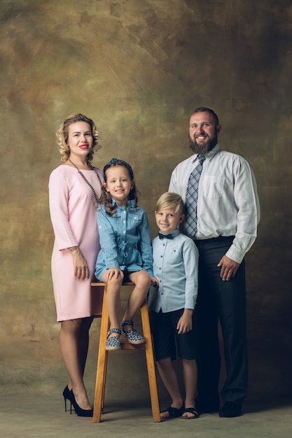 Foto grátis retrato tradicional de família feliz, antiquado.