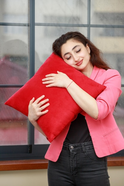 Foto grátis retrato vertical de jovem abraçou seu travesseiro e fechou os olhos foto de alta qualidade