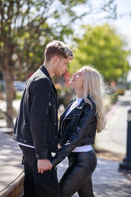 Retrato vertical de um jovem casal lindo segurando a mão um do outro Foto de alta qualidade