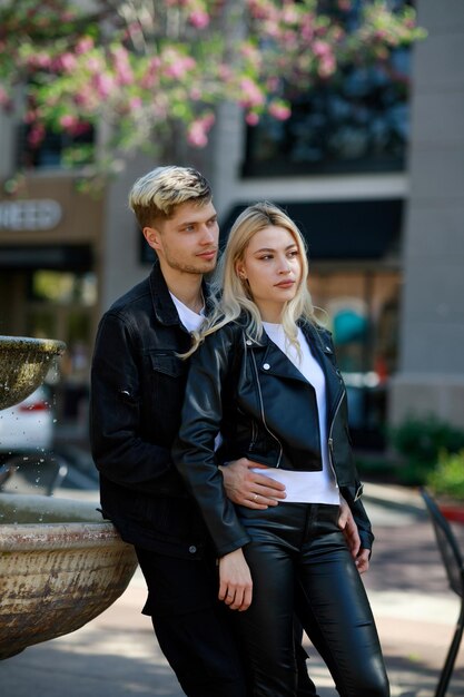 Retrato vertical de um jovem casal lindo um homem abraçou sua namorada e eles estão olhando para longe Foto de alta qualidade