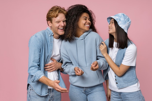 Foto grátis retratos de adolescentes felizes isolados