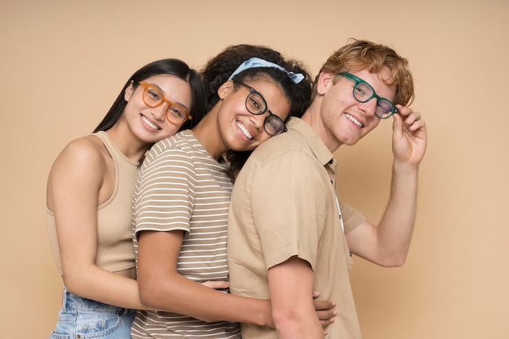 Foto grátis retratos de adolescentes felizes isolados