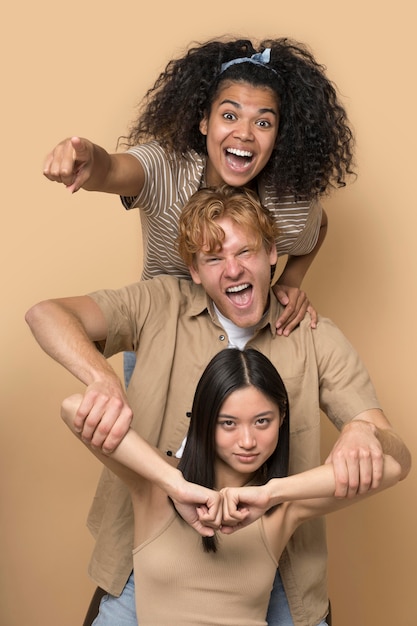 Retratos de adolescentes felizes isolados