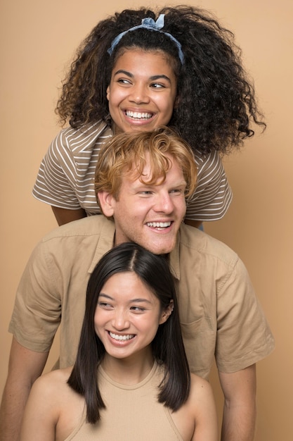 Foto grátis retratos de adolescentes felizes isolados