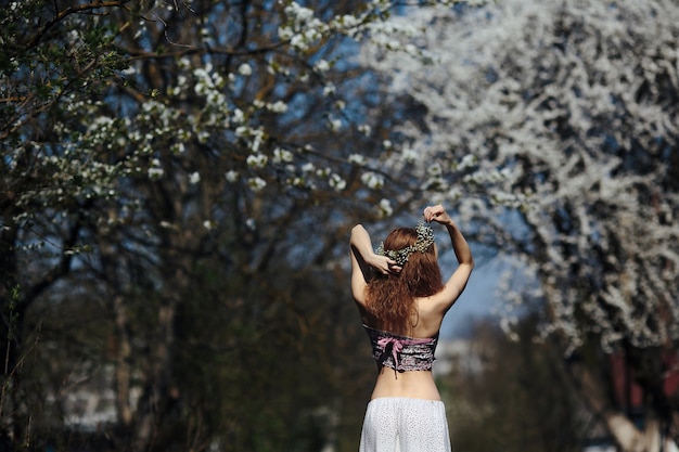 Foto grátis retrovisor do adolescente aprecia a natureza