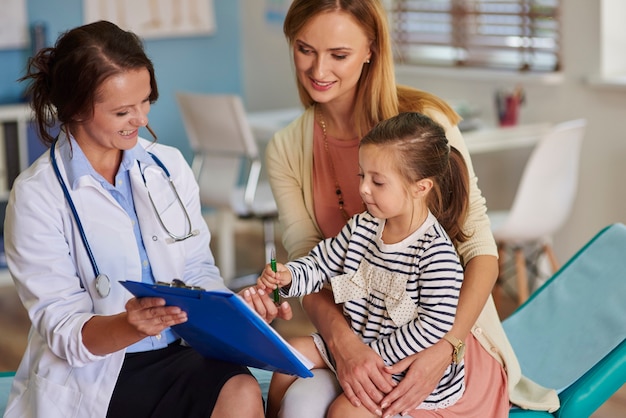 Foto grátis reunião com o consultório médico