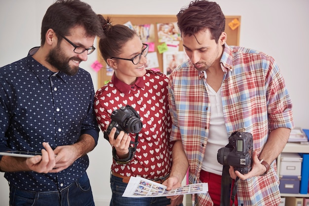 Foto grátis reunião com outros fotógrafos no escritório