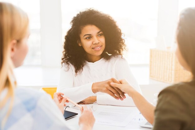 Reunião corporativa com mulheres