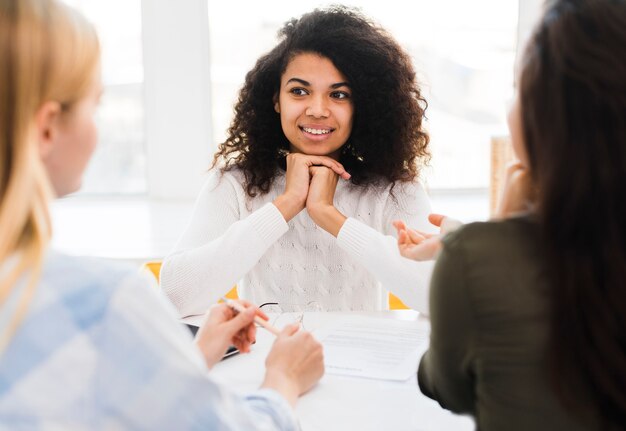 Reunião das mulheres no escritório