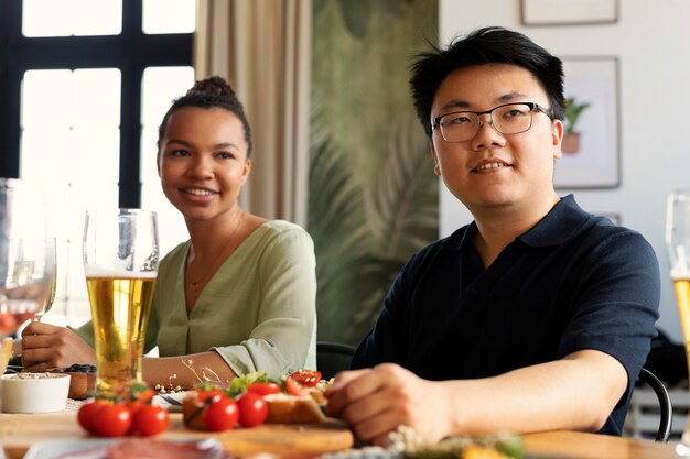 Reunião de amigos de tiro médio em restaurante