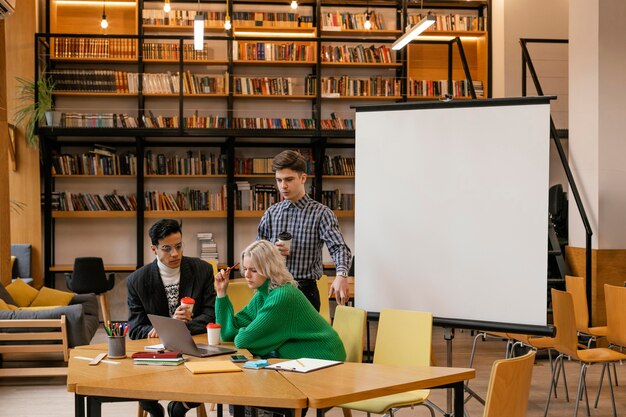 Reunião de empresários no escritório