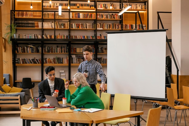 Reunião de empresários no escritório