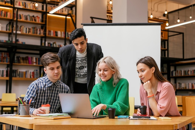 Reunião de empresários no escritório