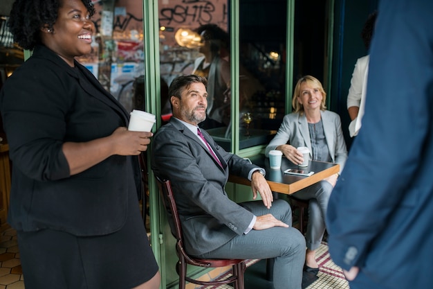 Reunião de equipe de negócios em um café