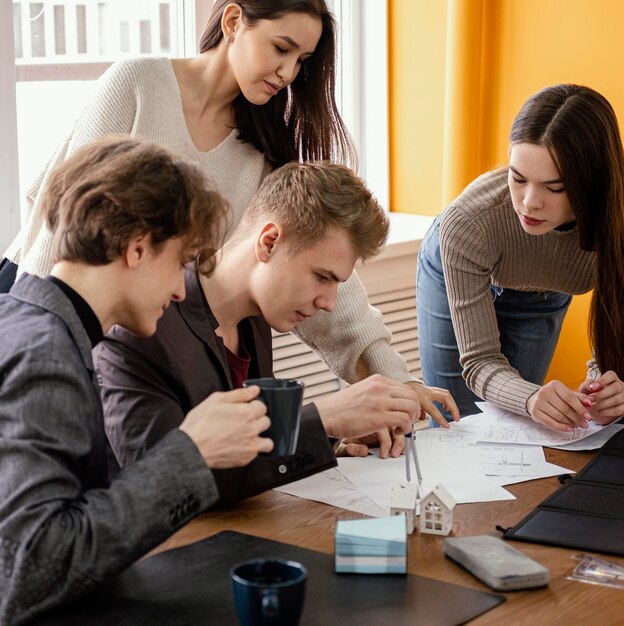 Reunião de equipe para projeto de energia renovável