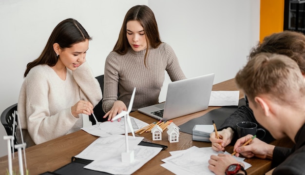 Reunião de equipe para projeto de energia renovável