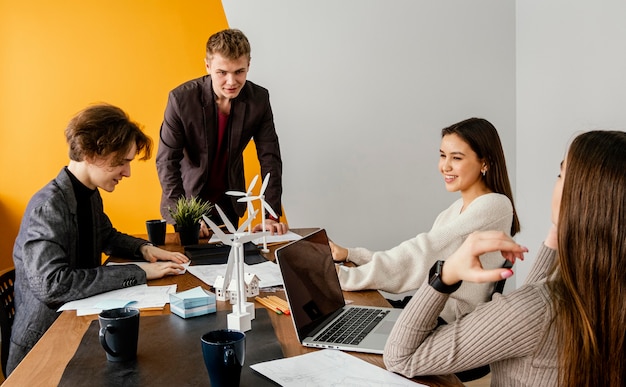 Reunião de equipe para projeto de energia renovável