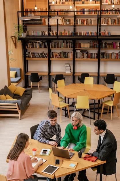 Foto grátis reunião de equipe para startups