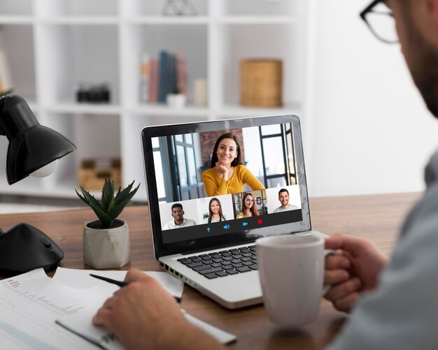 Reunião de equipe por teleconferência on-line no laptop