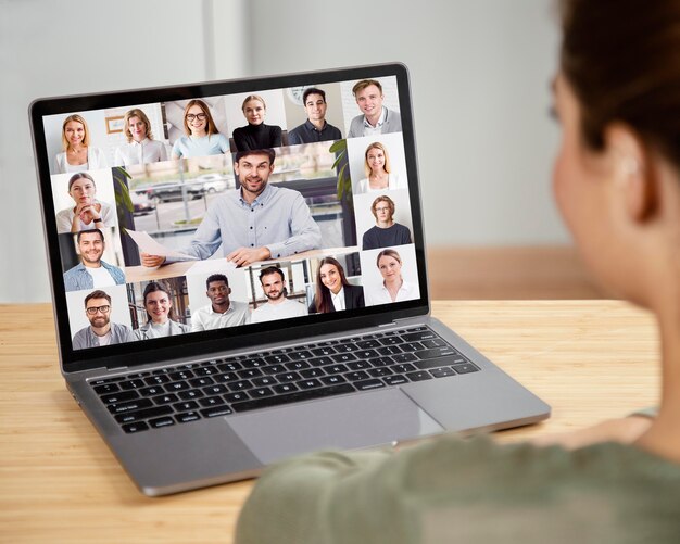 Reunião de equipe por teleconferência on-line no laptop