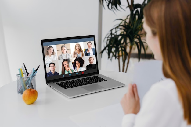 Reunião de equipe por teleconferência on-line no laptop