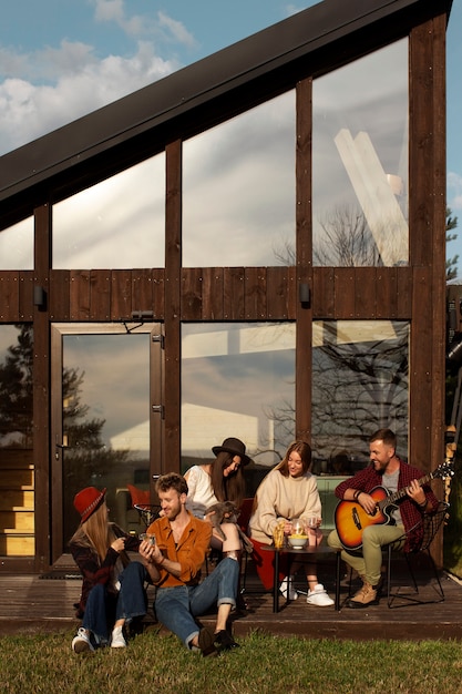 Foto grátis reunião de família comemorando o inverno