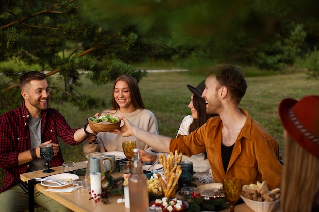 Foto grátis reunião de família comemorando o inverno