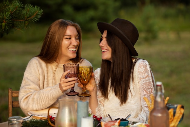 Foto grátis reunião de família comemorando o inverno