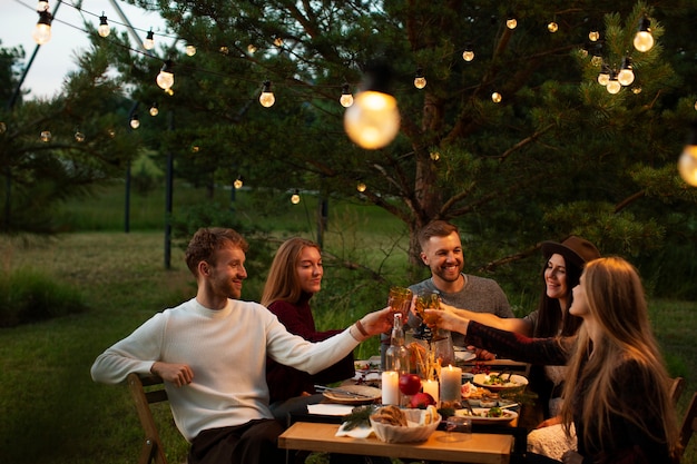 Foto grátis reunião de família comemorando o inverno