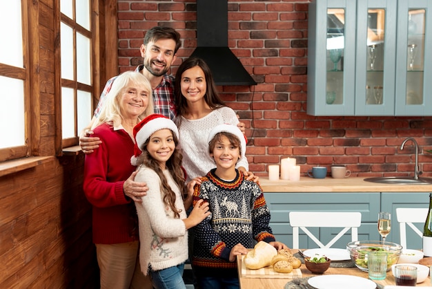 Reunião de família de tiro médio na cozinha