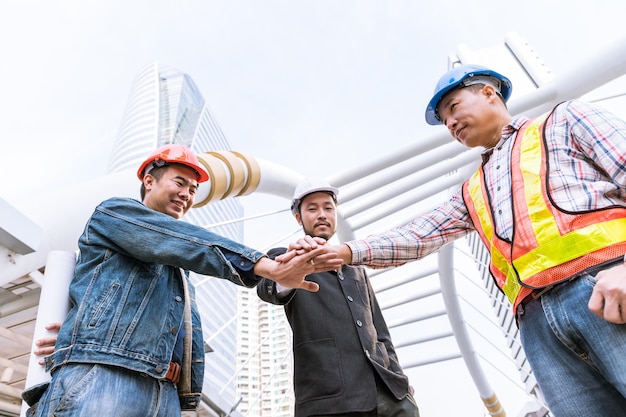 Reunião de gerente com engenheiro na mão de pilha de site ao ar livre para trabalho em equipe