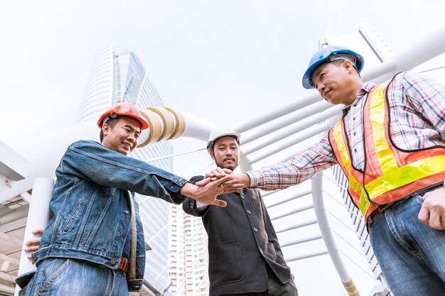 Reunião de gerente com engenheiro na mão de pilha de site ao ar livre para trabalho em equipe