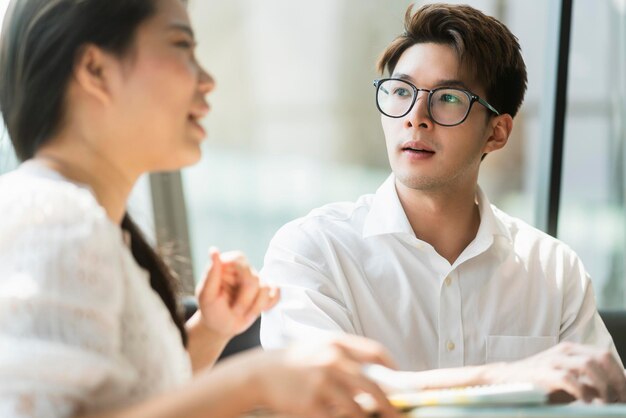 Reunião de negócios casual empresário adulto asiático consulta stretegy com o plano de negócios de inicialização do parceiro fundador do projeto feminino no restaurante café