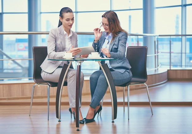 Reunião de negócios com uma chávena de café