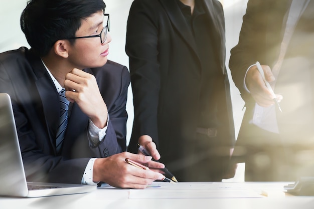 Reunião de negócios em equipe para discutir.