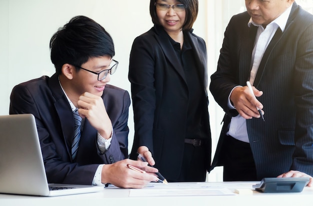 Reunião de negócios em equipe para discutir.