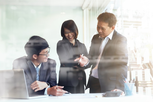 Reunião de negócios em equipe para discutir.