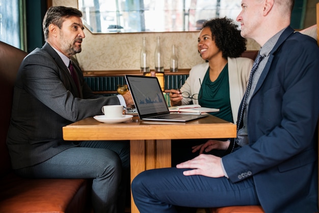 Foto grátis reunião de negócios em um café