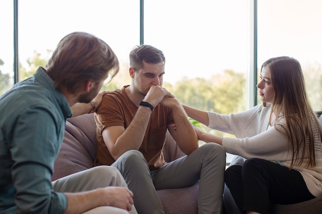 Foto grátis reunião de terapia de grupo autêntica