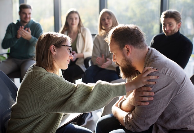 Foto grátis reunião de terapia de grupo autêntica