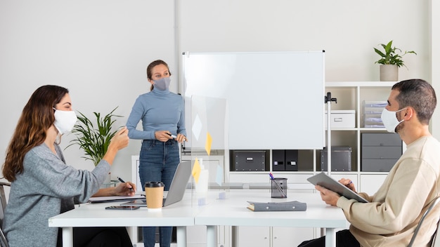 Reunião de trabalho de tiro médio