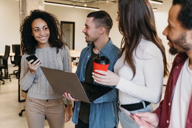 Reunião de trabalho em equipe com empresários