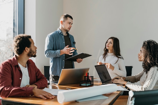 Reunião de trabalho em equipe com empresários