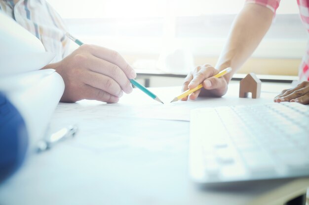 Reunião de trabalho em equipe do engenheiro para projeto arquitetônico.