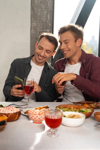 Reunião familiar com parceiros gays