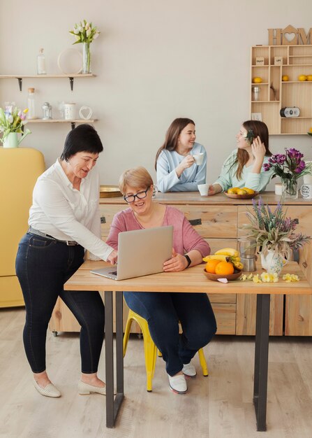 Reunião social feminina dentro de casa