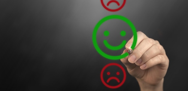 Revisão do cliente. mão desenhando um sorriso de rosto feliz, fundo preto. satisfação, pesquisa de feedback, reputação e classificação da foto da empresa
